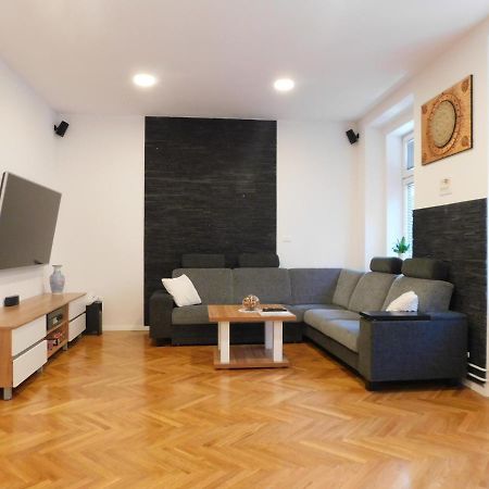 Modern Apartment Hrenova Street ลูบลิยานา ภายนอก รูปภาพ